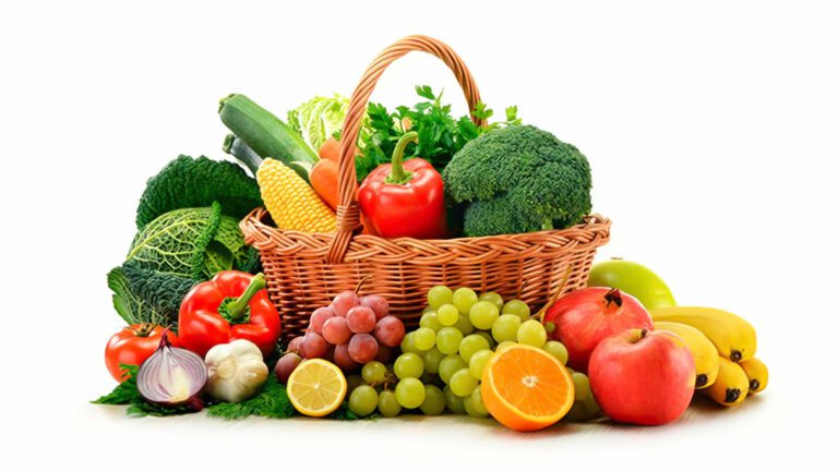 Frutas e legumes em um cesto