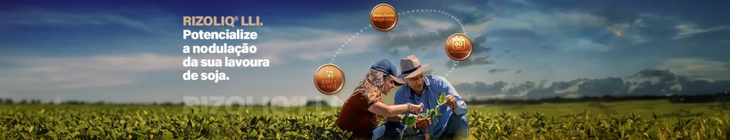 Casal de produtores avaliando lavoura de soja, com o inoculante para soja RIZOLIQ® LLI em destaque no céu.