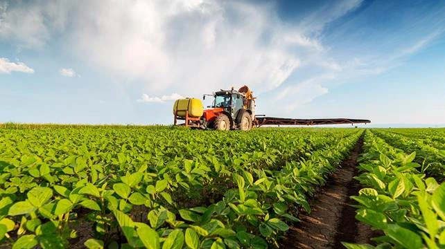 Pulverizador agrícola em lavoura de soja, uma das máquinas usadas para aplicar insumos biológicos.
