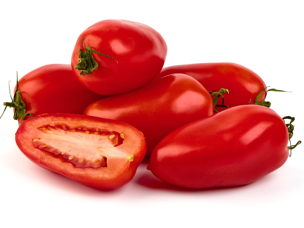 Tomates tipo italiano (San Marzano) inteiros e cortados ao meio em fundo branco