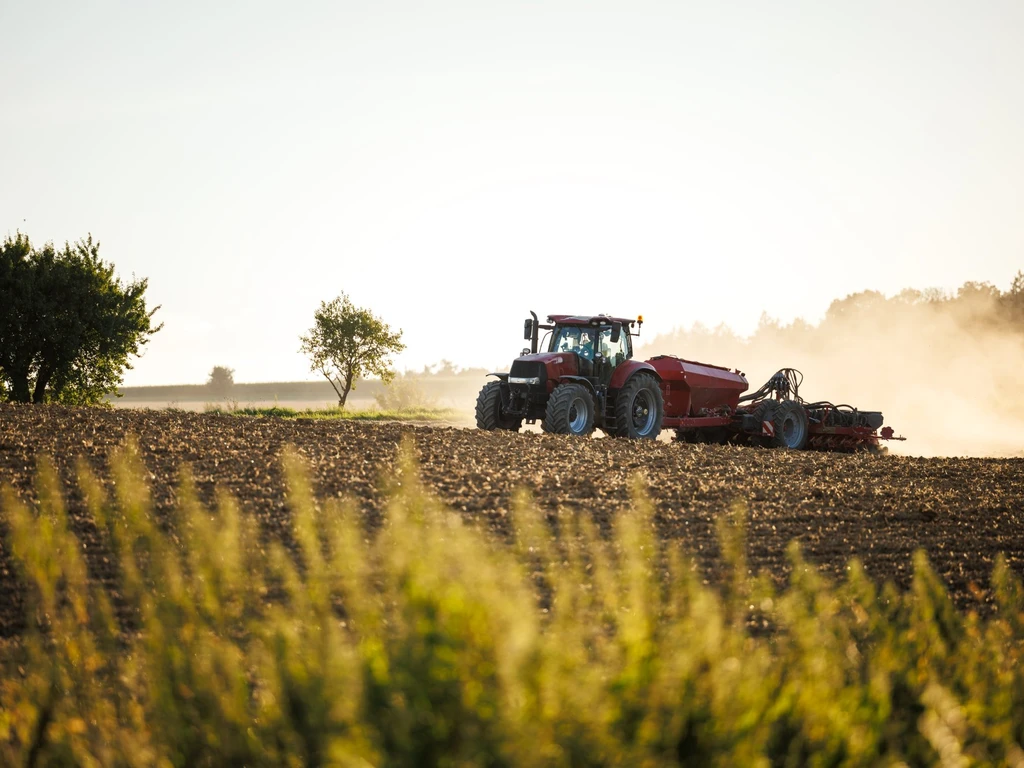 Trator agrícola moderno com semeador em campo 