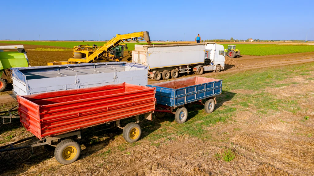 maquinas agricolas junto de caminhão na colheita