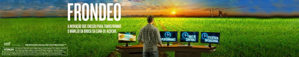 Banner do inseticida FRONDEO®, da Syngenta, indicado para o controle da  broca-da-cana (Diatraea saccharalis). Na imagem um produtor se encontra na frente de uma mesa de escritório, posicionado em frente a um canavial com uma usina ao fundo. Nos computadores estão destacados os benefícios de FRONDEO® "+ Performance, + Dias de Controle e + Eficiência operacional" e o slogan "A inovação que chegou para transformar o manejo da broca da cana-de-açúcar."