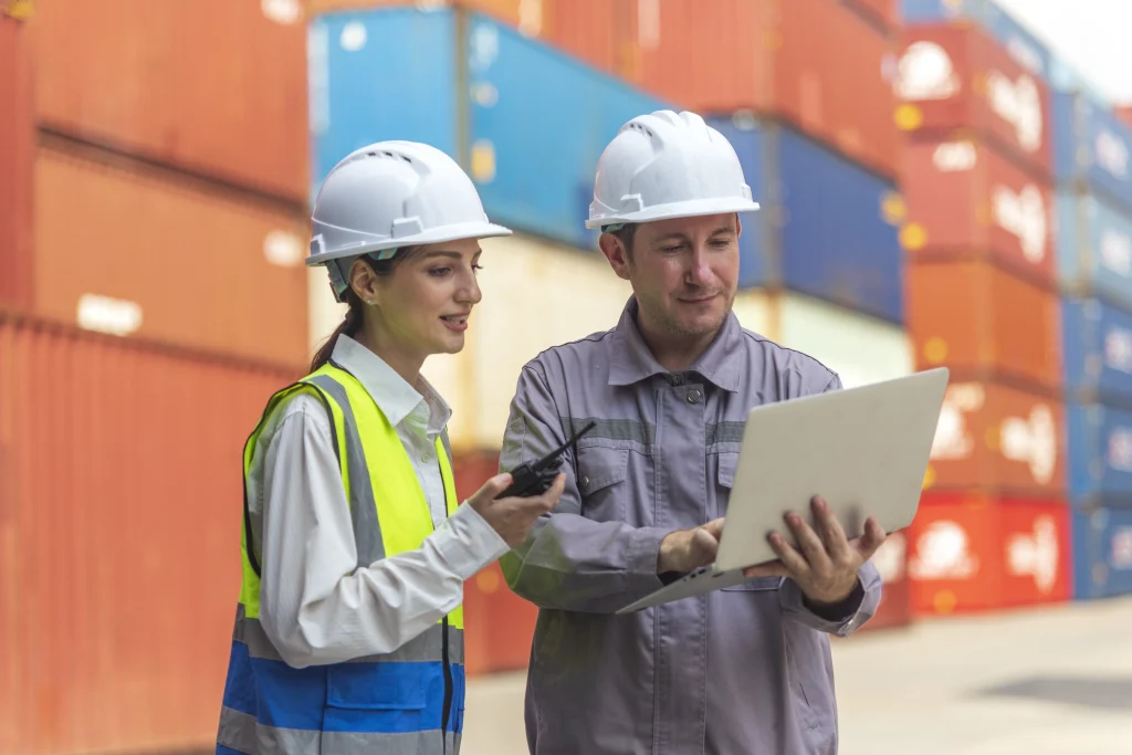 Pessoas segurando um notebook com equipamentos de segurança 