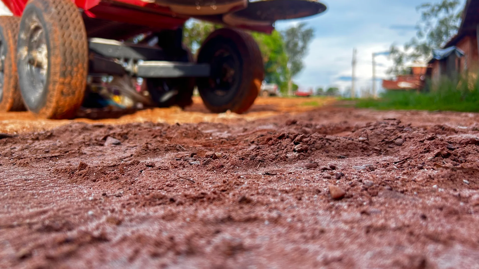 Solo e trator agricola em close