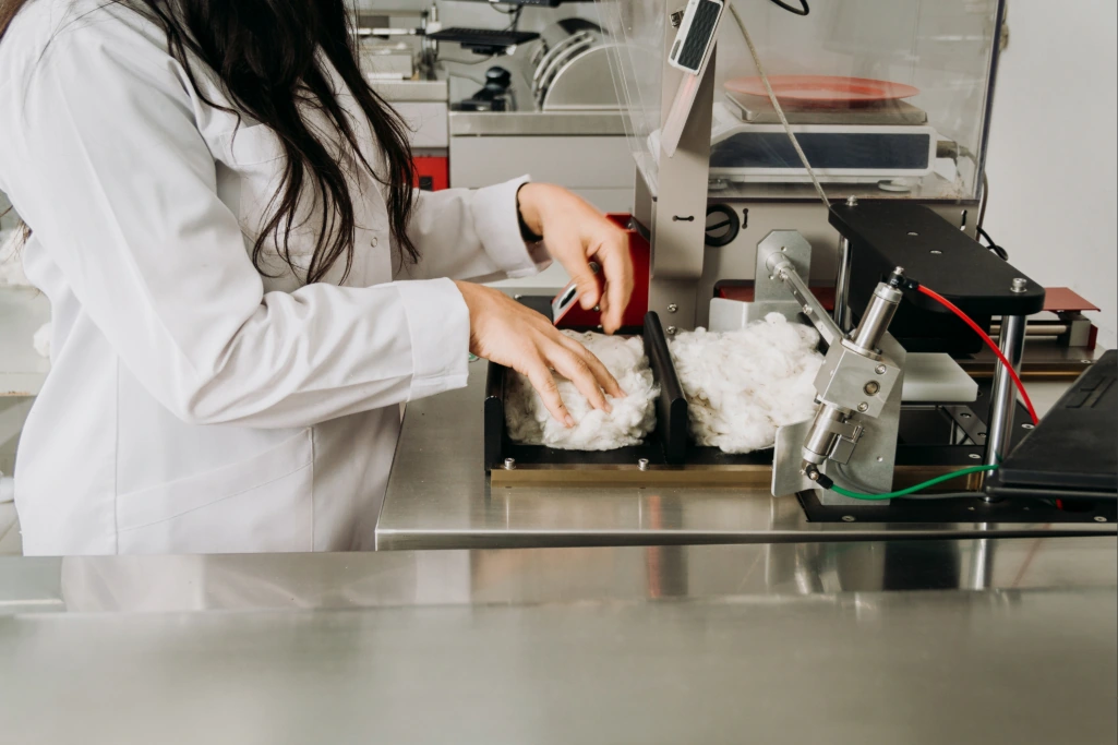 Análise da qualidade da fibra do algodão em laboratório.