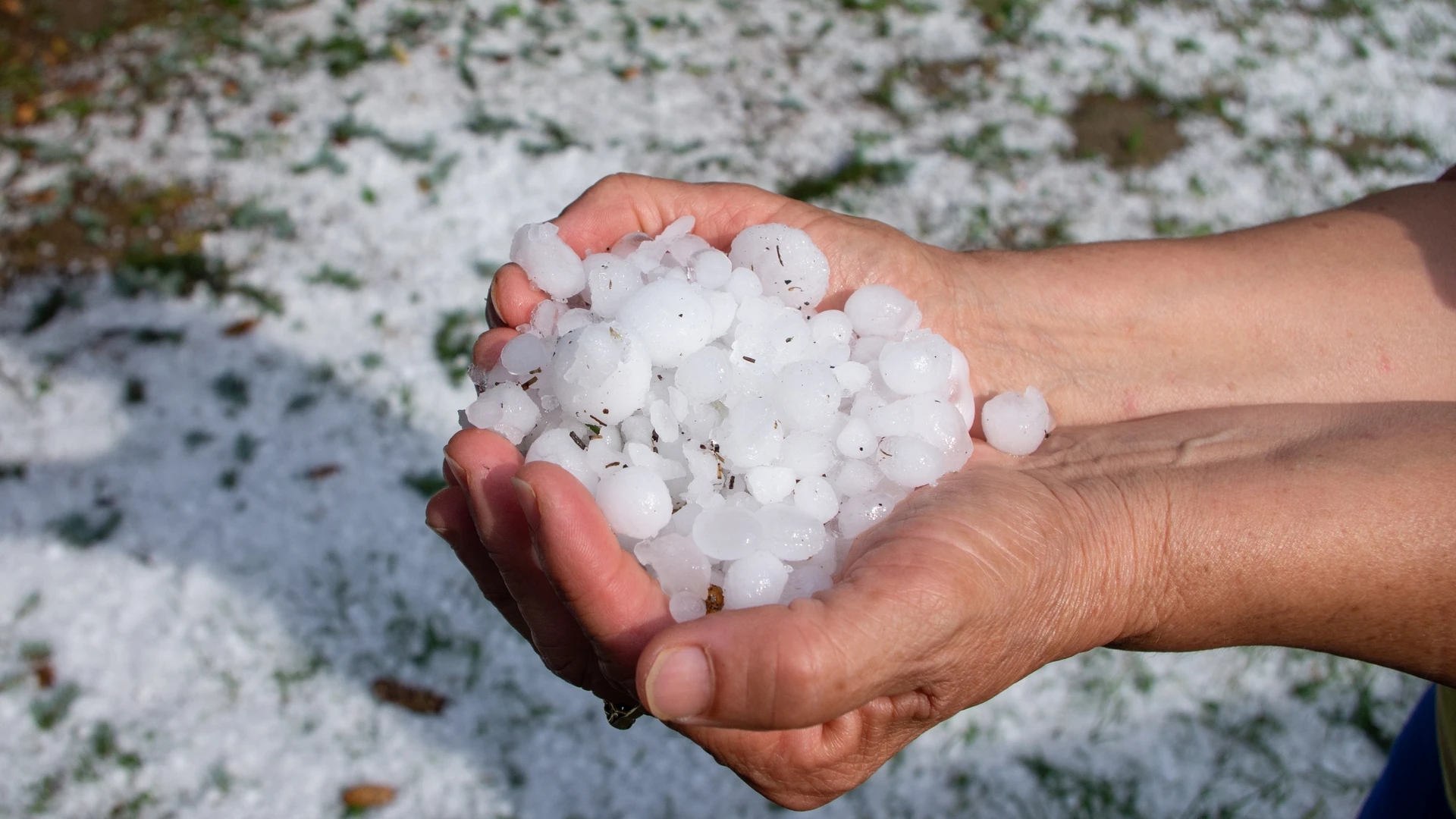 Mãos em close segurando granizo