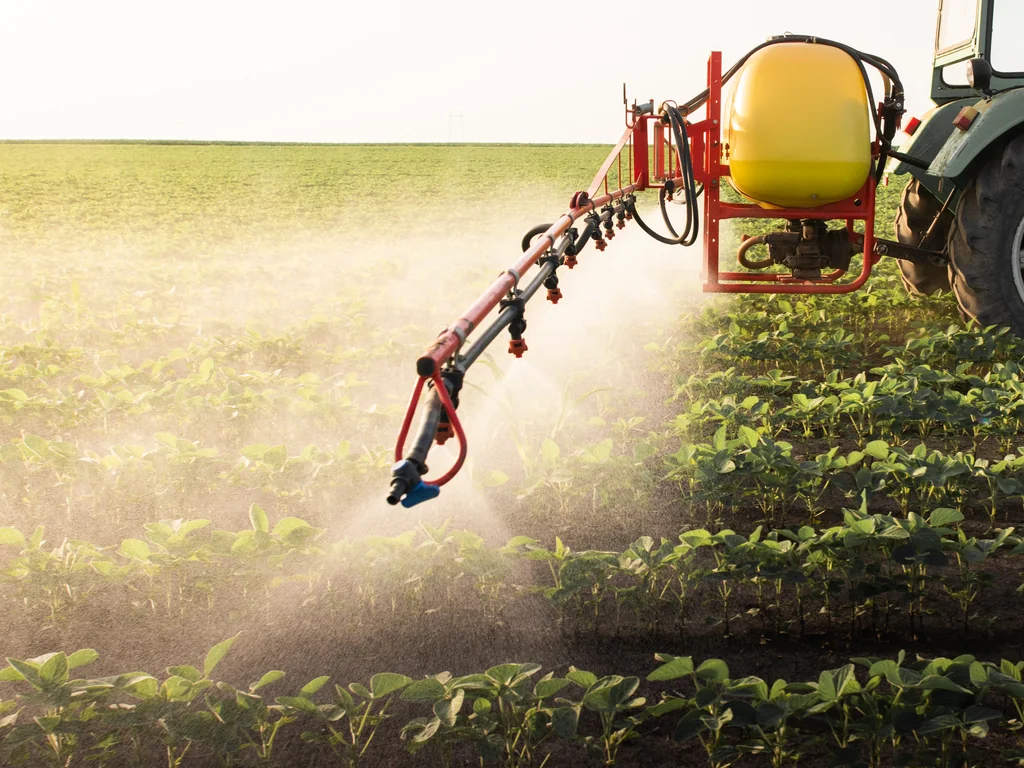 Imagem de uma aplicação de biodefensivos em um campo 