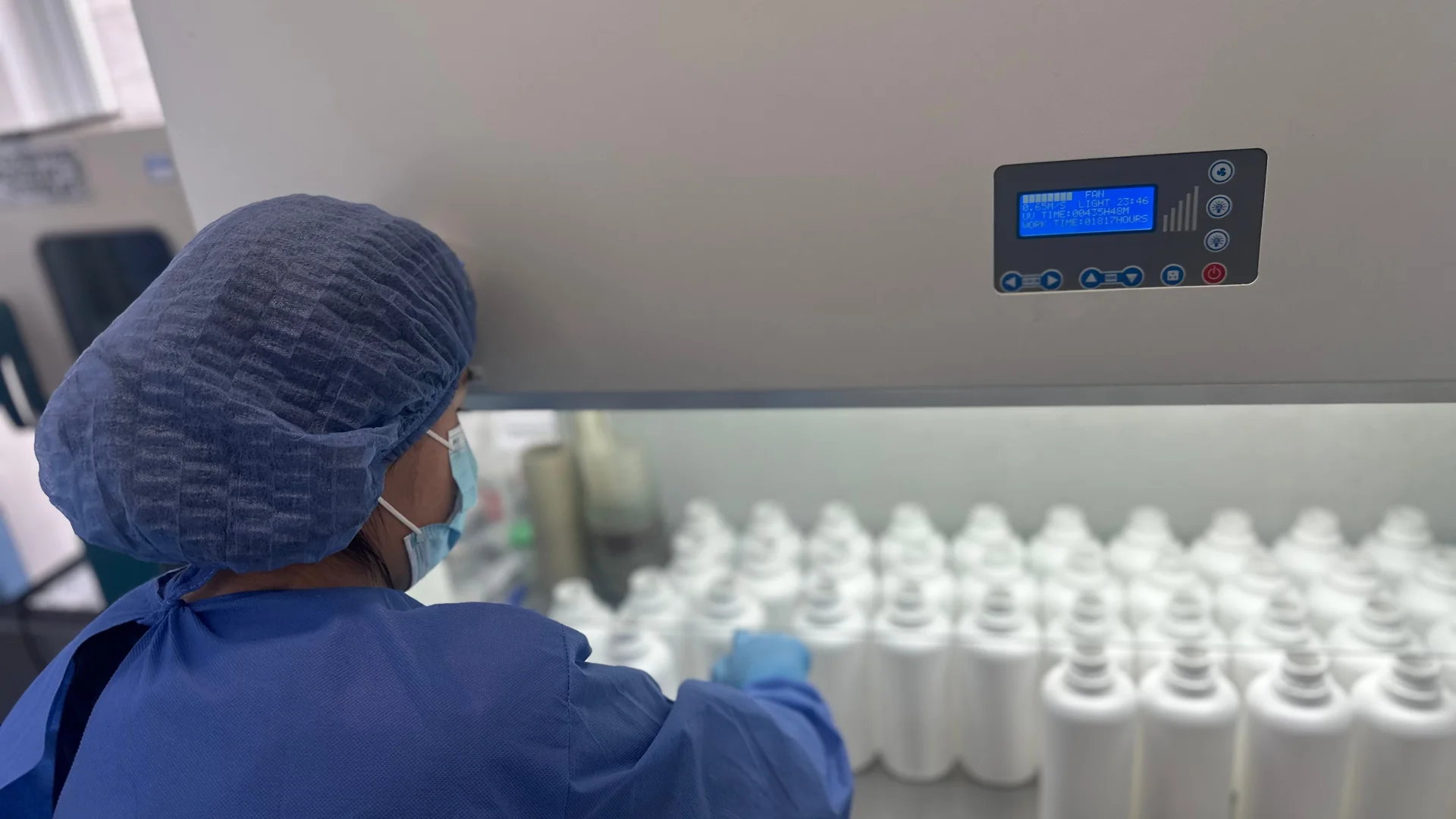 Pessoa de costas em um laboratório