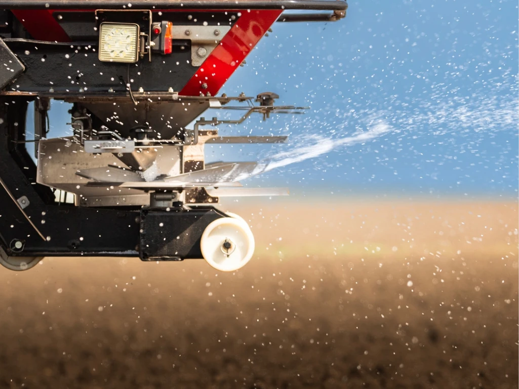 Aplicando fertilizante granulado sobre o solo