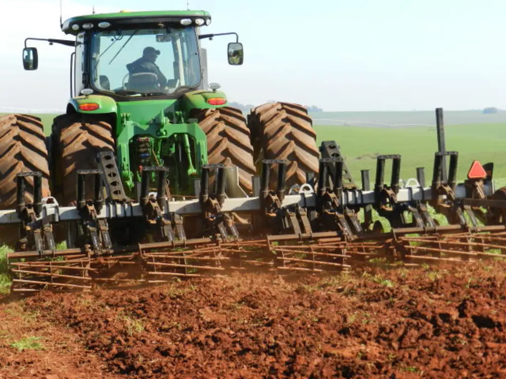 Trator compactando o solo em close