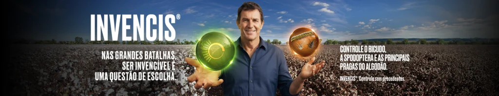 Banner publicitário horizontal sobre uma lavoura de algodão, apresentando ao centro um homem sorrindo com uma camisa azul-escura e as mãos abertas. Sobre a mão esquerda flutua uma esfera verde luminosa e, sobre a direita, uma esfera marrom com ícones de pragas. No lado esquerdo, lê-se em destaque o logotipo "INVENCIS®" acompanhado pelo texto: "NAS GRANDES BATALHAS, SER INVENCÍVEL É UMA QUESTÃO DE ESCOLHA.". No lado direito, consta a mensagem: "CONTROLE O BICUDO, A SPODOPTERA E AS PRINCIPAIS PRAGAS DO ALGODÃO. INVENCIS®. Controle sem precedentes.".
