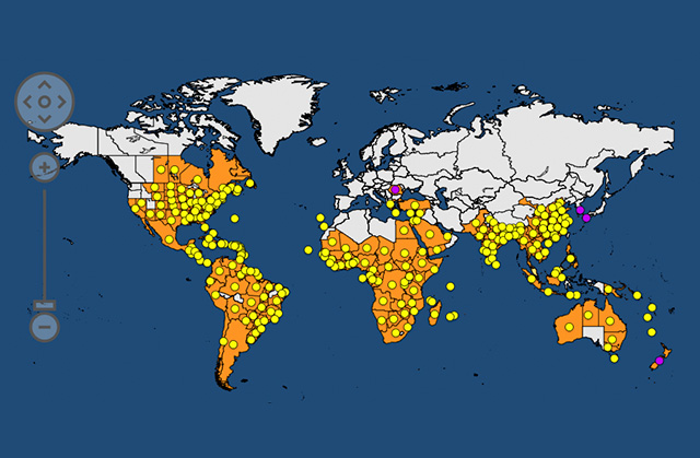Distribuição geográfica de S. frugiperda (lagarta-do-cartucho) no Brasil e no mundo. Pontos amarelos correspondem aos locais onde a praga está atualmente presente, enquanto pontos roxos indicam locais onde foi recentemente detectada, como Japão, Coreia, Romênia e Nova Zelândia