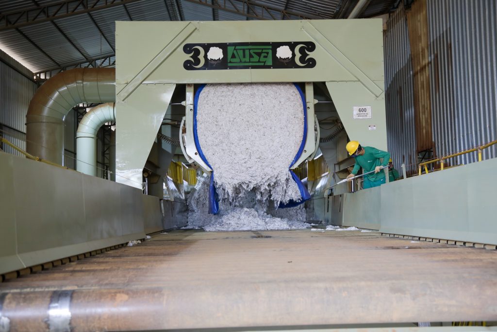 Máquina em operação em usina de beneficiamento de algodão, que transforma plumas em fardos