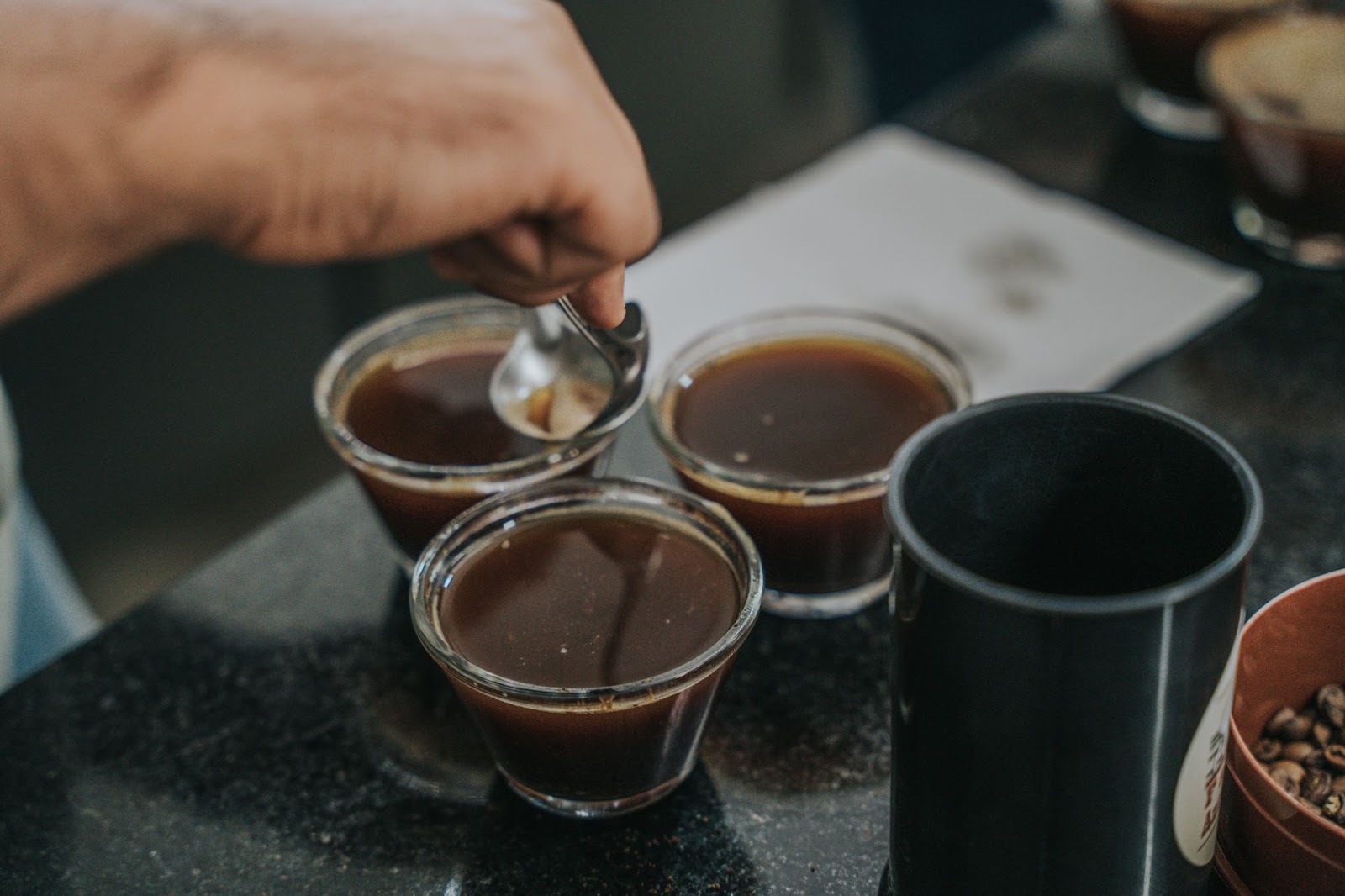 Prova de café em laboratório Nucoffee, da Syngenta Brasil. 